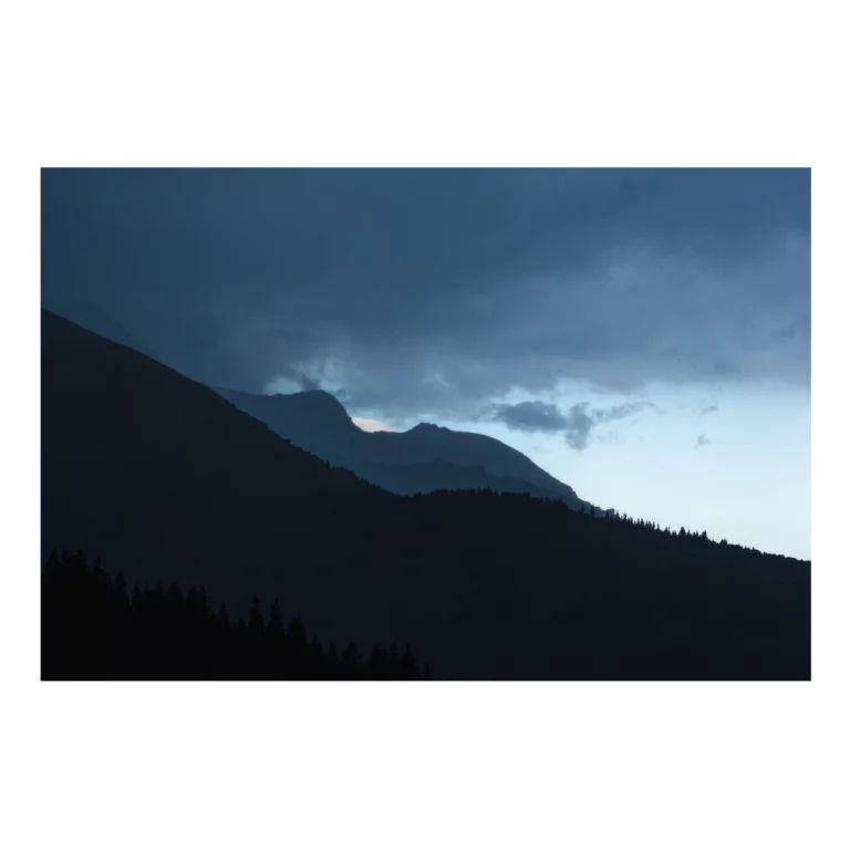 Photographie d'un lever de lune dans les montagnes