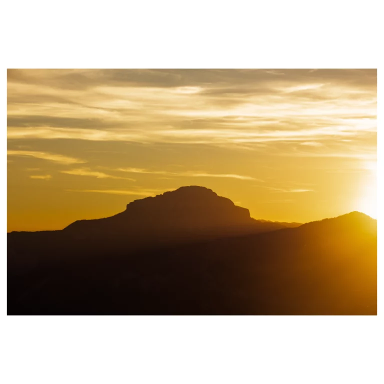 Photographie du massif de la chartreuse au coucher du soleil