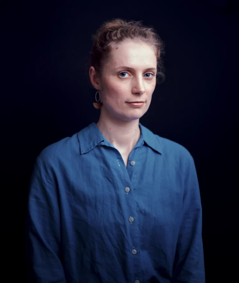 Portrait photo studio d'Astrid réalisé par un photographe professionnel à Rennes