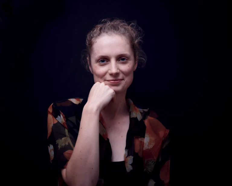 Portrait photo studio d'Astrid réalisé par un photographe professionnel à Rennes