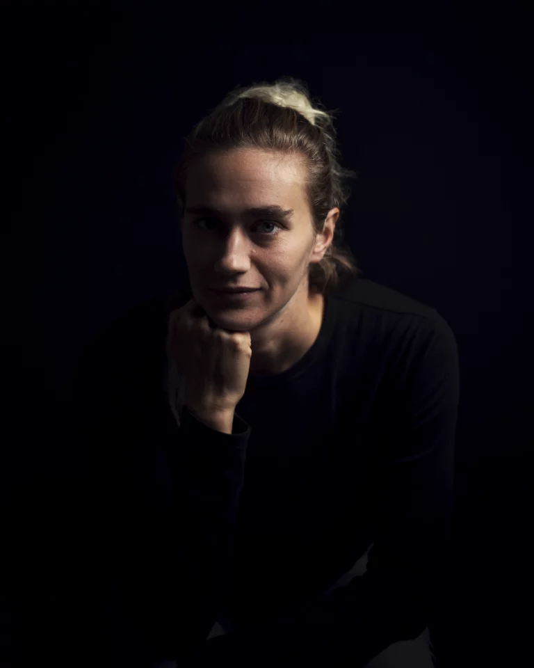 Portrait photo studio d'Annaëlle réalisé par un photographe professionnel à Rennes