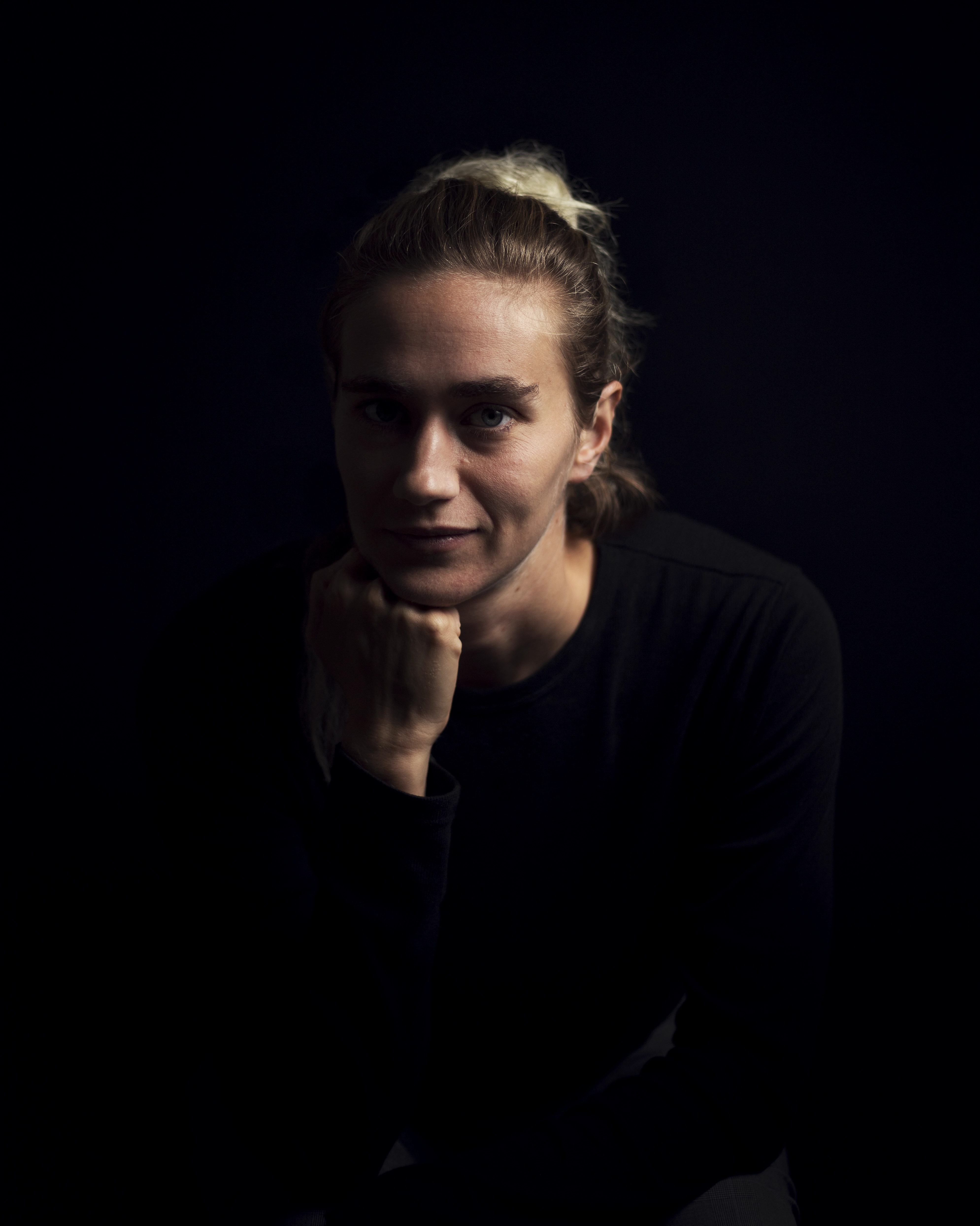Portrait photo studio d'Annaëlle réalisé par un photographe professionnel à Rennes