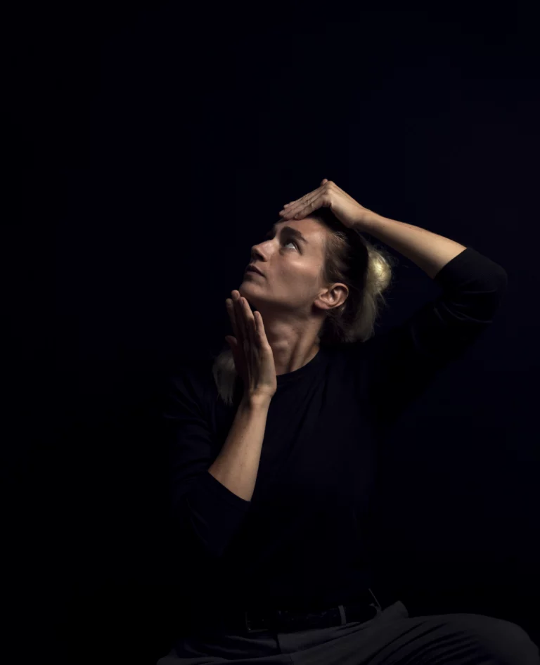 Portrait photo studio d'Annaëlle réalisé par un photographe professionnel à Rennes