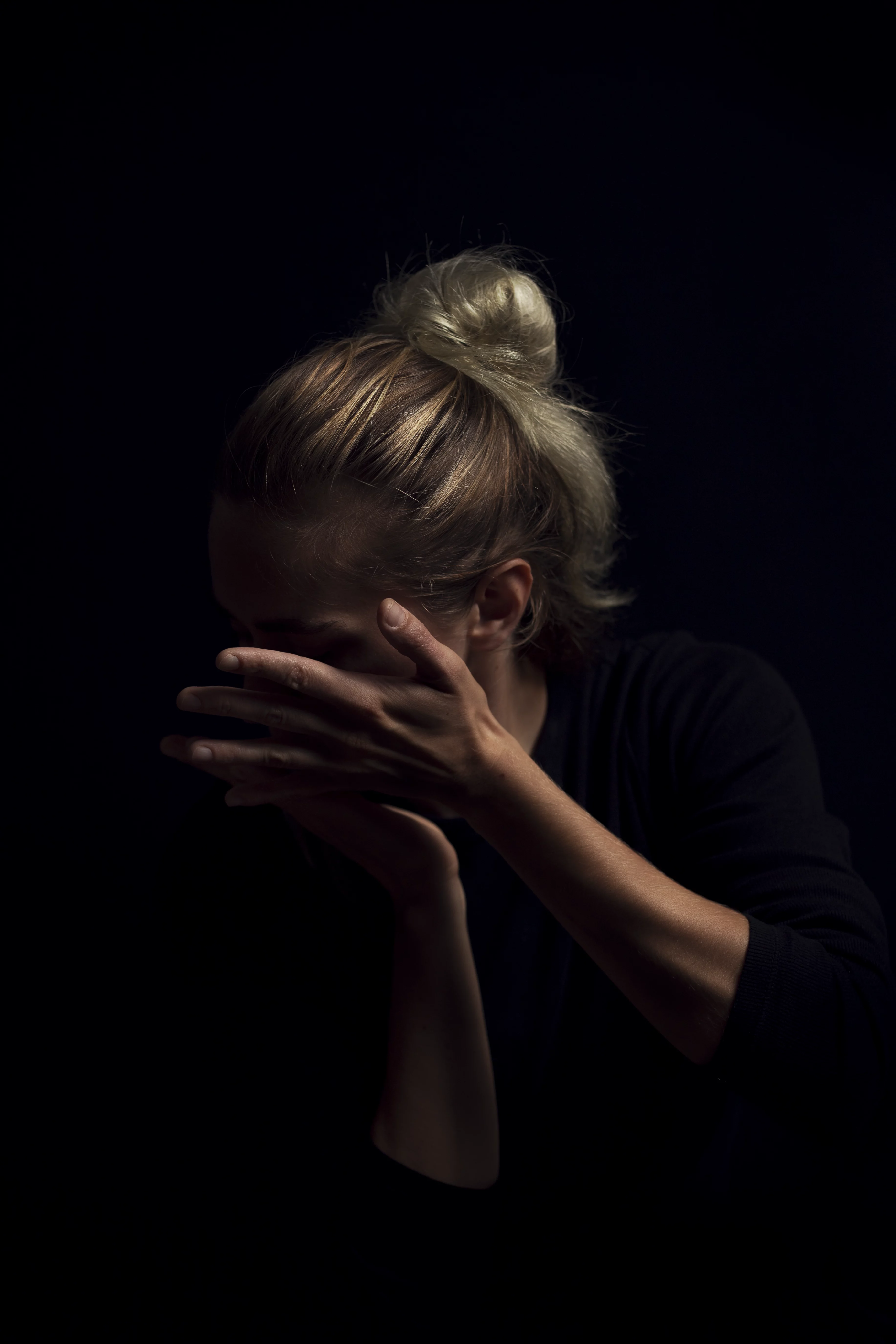 Portrait photo studio d'Annaëlle réalisé par un photographe professionnel à Rennes