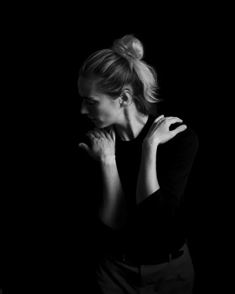 Portrait photo studio d'Annaëlle réalisé par un photographe professionnel à Rennes