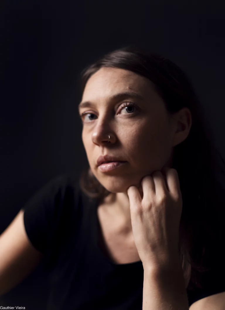Portrait photo studio de Solveig réalisée par un photographe professionnel